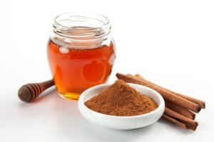 Poultice-of-honey-and-cinnamon