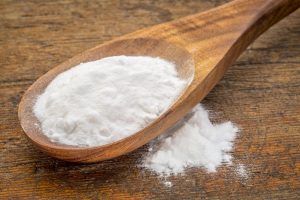 baking-soda-on-a-spoon-which-may-be-used-for-acne
